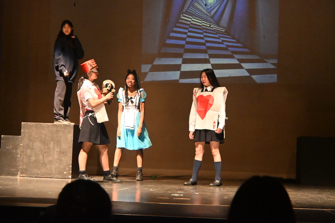 Alice in Wonderland production moment 14